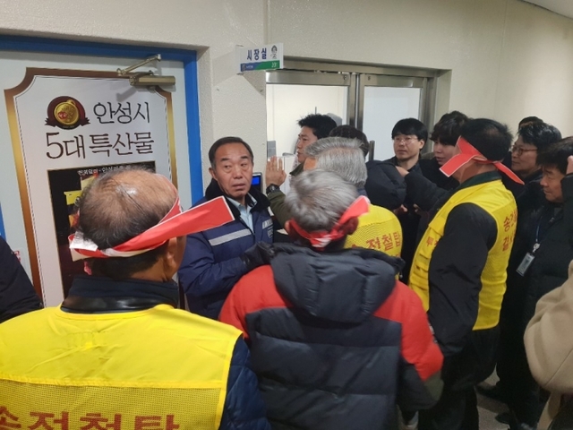 ▲ 안성시 원곡면 송전선로 반대 대책위원회 50명의 주민들이  우시장 집무실 점거 시도.
