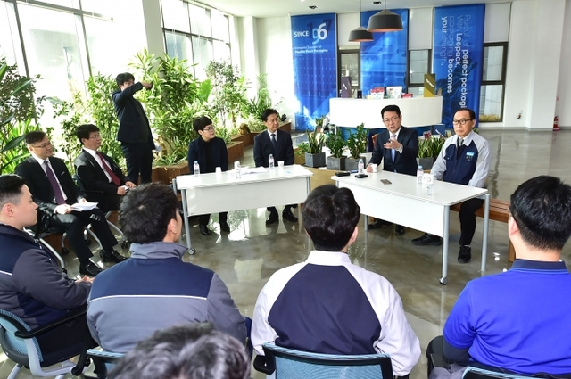 지난 6일 박남춘 인천시장이 청년고용 우수기업 근로환경개선사업 지원 대상으로 선정된 리팩을 방문, 청년 근로자와 간담회를 가지고 있다.