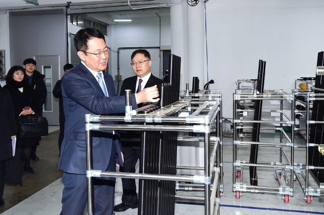 지난 6일 박남춘 인천시장이 청년고용 우수기업 근로환경개선사업 지원 대상으로 선정된 리팩을 방문, 공장 시설을 견학하고 있다.