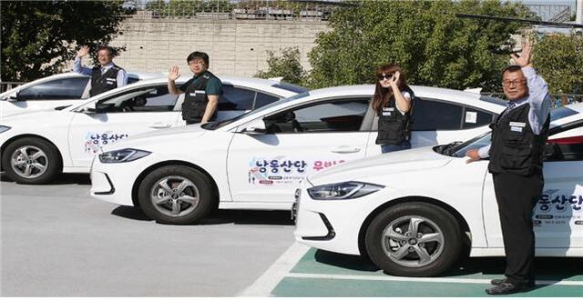 시가 운영 중인 남동국가산업단지 무빙카 사업 근로자가 기념 촬영을 하고 있다.
