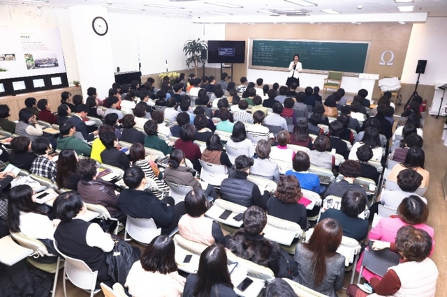 신천지예수교회 시온기독교선교센터에 등록해 말씀을 듣고 있는 수강생들.