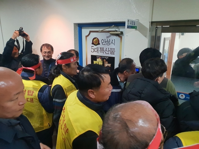 27일 오전 9시 40분께 원곡면 송전선로 반대 대책위 주민들이 안성시장 집무실 점거를 시도하는 모습. 사진=박석원 기자
