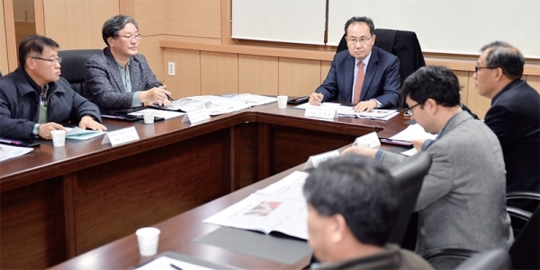 26일 경기일보사 1층 소회의실에서 열린 경기일보 독자권익위원회 회의에서 독자권익위원들이 지난 한 달간의 본보 보도내용 등 편집 방향에 대해 토론하고 있다. 전형민기자
