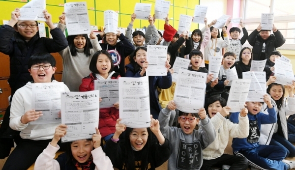 경기도 내 일선 초등학교들이 겨울방학에 돌입한 27일 오산 고현초등학교에서 학생들이 방학 중 실천할 생활 계획표를 들고 건강한 방학 생활을 약속하고 있다. 조태형기자