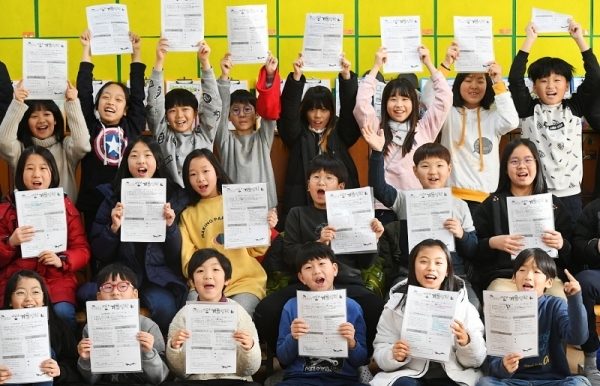 경기도 내 일선 초등학교들이 겨울방학에 돌입한 27일 오산 고현초등학교에서 학생들이 방학 중 실천할 생활 계획표를 들고 건강한 방학 생활을 약속하고 있다. 조태형기자
