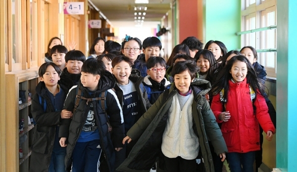 경기도 내 일선 초등학교들이 겨울방학에 돌입한 27일 오산 고현초등학교에서 방학식을 마친 학생들이 교실을 나서고 있다. 조태형기자