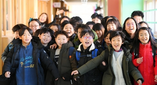 경기도 내 일선 초등학교들이 겨울방학에 돌입한 27일 오산 고현초등학교에서 방학식을 마친 학생들이 교실을 나서고 있다. 조태형기자