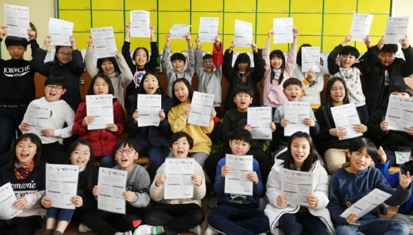 경기도 내 일선 초등학교들이 겨울방학에 돌입한 27일 오산 고현초등학교에서 학생들이 방학 중 실천할 생활 계획표를 들고 건강한 방학 생활을 약속하고 있다. 조태형기자