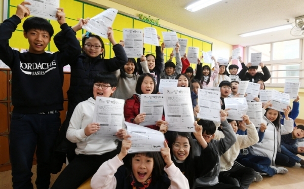 경기도 내 일선 초등학교들이 겨울방학에 돌입한 27일 오산 고현초등학교에서 학생들이 방학 중 실천할 생활 계획표를 들고 건강한 방학 생활을 약속하고 있다. 조태형기자