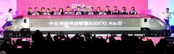 27일 고양시 킨텍스에서 열린 ‘수도권광역급행철도(GTX) A노선 착공식’에서 김현미 국토교통부 장관, 유은혜 사회부총리 겸 교육부 장관, 이재명 경기도지사 등 참석자들이 노선 역명이 적힌 소품을 열차 모형에 넣는 착공기념 세리모니를 하고 있다.전형민기자