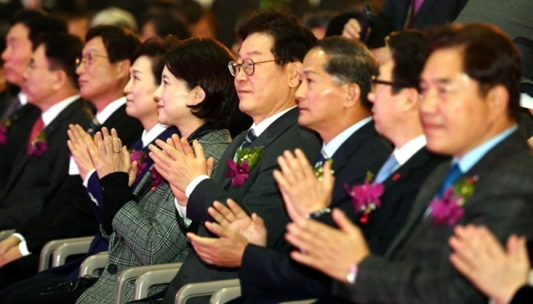 27일 고양시 킨텍스에서 열린 ‘수도권광역급행철도(GTX) A노선 착공식’에서 김현미 국토교통부 장관, 유은혜 사회부총리 겸 교육부 장관, 이재명 경기도지사 등 참석자들이 박수를 치고 있다.전형민기자