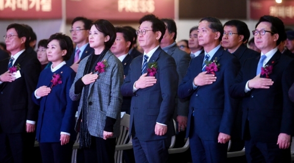 27일 고양시 킨텍스에서 열린 ‘수도권광역급행철도(GTX) A노선 착공식’에서 김현미 국토교통부 장관, 유은혜 사회부총리 겸 교육부 장관, 이재명 경기도지사 등 참석자들이 국민의례를 하고 있다.전형민기자