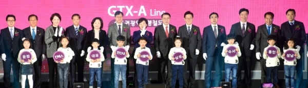 27일 고양시 킨텍스에서 열린 ‘수도권광역급행철도(GTX) A노선 착공식’에서 김현미 국토교통부 장관, 유은혜 사회부총리 겸 교육부 장관, 이재명 경기도지사 등 참석자들이 열차 모형 앞에서 A노선 역명이 적힌 소품을 들고 착공기념 축하 세리머니를 하고 있다.전형민기자