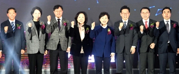 27일 고양시 킨텍스에서 열린 ‘수도권광역급행철도(GTX) A노선 착공식’에서 김현미 국토교통부 장관, 유은혜 사회부총리 겸 교육부 장관, 이재명 경기도지사 등 참석자들이 열차 모형 앞에서 착공기념 축하 세리머니를 하고 있다.전형민기자