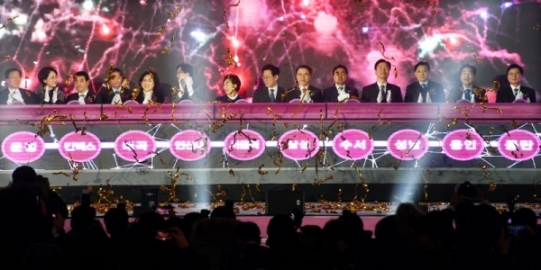 27일 고양시 킨텍스에서 열린 ‘수도권광역급행철도(GTX) A노선 착공식’에서 김현미 국토교통부 장관, 유은혜 사회부총리 겸 교육부 장관, 이재명 경기도지사 등 참석자들이 노선 역명이 적힌 소품을 열차 모형에 넣는 착공기념 세리모니를 하고 있다.전형민기자