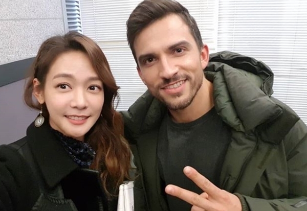 기자 출신 통역가 안현모 방송인 안드레아스. 안현모 인스타그램