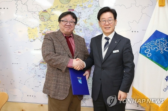 ▲ 경기문화재단 대표이사에 강헌(56) 전 한국대중음악연구소장이 임명됐다. 강 신임 대표(왼쪽)과 이재명 경기도지사. 사진=연합뉴스