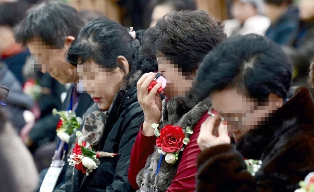 지난 29일 인천 구월여자중학교부설방송통신중학교에서 열린 졸업식에서 졸업생들이 기쁨의 눈물을 흘리고 있다. 인천시교육청 제공