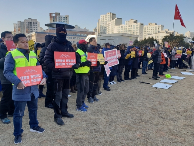 ▲ 화성 동탄신도시 주민들이 29일 청계중앙공원에서 교통개선 방안을 요구하는 집회를 열고 정부와 화성시에 교통문제 해결을 촉구하고 있다.  홍완식기자