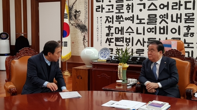 국회를 방문한 박윤국 포천시장(왼쪽)이 문희장 국회의장을 예방, 국회 차원에서 도와줄 것을 건의하고 있다. 포천시 제공