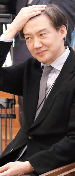 조국 대통령비서실 민정수석비서관이 28일 오전 청와대 본관 접견실에서 열린 김상환 신임 대법관 임명장 수여식에 참석해 시작을 기다리고 있다. 연합뉴스