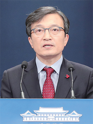 청와대 김의겸 대변인이 30일 오후 청와대에서 브리핑을 하고 있다. 연합뉴스