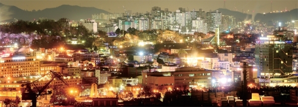 2018년 무술년 (戊戌年) 한해가 저물고 있다. 서민들의 삶이 유난히 힘겨웠던 올 한해, 아픈 기억들은 떨쳐버리고 희망찬 2019년 기해년 (己亥年) 새해를 기대하자. 집집마다 켜진 불빛들이 어둠을 몰아내듯, 우리모두 희망을 품고 힘을 내자. (월미전망대에서) 조주현기자