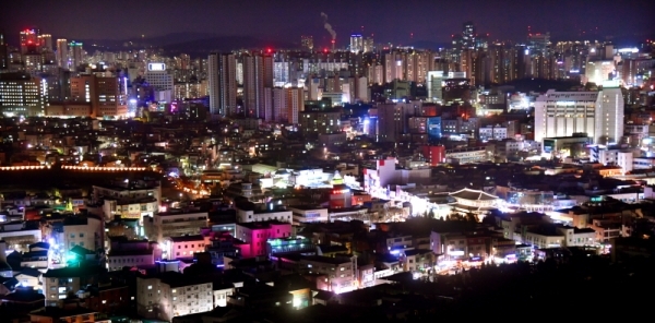2018년 무술년 (戊戌年) 한해가 저물고 있다. 서민들의 삶이 유난히 힘겨웠던 올해의 아픈 기억들은 모두 뒤로하고 이제 희망찬 2019년 새해를 기대하며 마지막 밤을 평안히 보내자. 가정집마다 켜진 불빛들이 어둠을 밝혀주듯이 우리모두 누구에게나 힘을 주는 희망을 결코 잊지 말자. 김시범기자