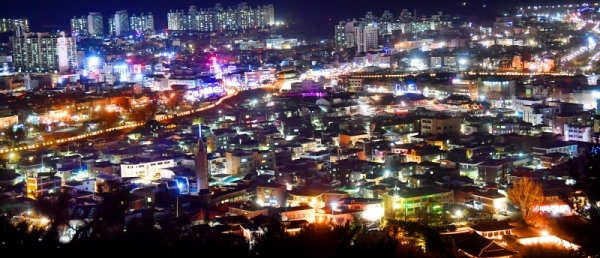 2018년 무술년 (戊戌年) 한해가 저물고 있다. 서민들의 삶이 유난히 힘겨웠던 올해의 아픈 기억들은 모두 뒤로하고 이제 희망찬 2019년 새해를 기대하며 마지막 밤을 평안히 보내자. 가정집마다 켜진 불빛들이 어둠을 밝혀주듯이 우리모두 누구에게나 힘을 주는 희망을 결코 잊지 말자. 김시범기자