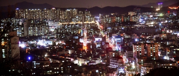 2018년 무술년 (戊戌年) 한해가 저물고 있다. 서민들의 삶이 유난히 힘겨웠던 올해의 아픈 기억들은 모두 뒤로하고 이제 희망찬 2019년 새해를 기대하며 마지막 밤을 평안히 보내자. 가정집마다 켜진 불빛들이 어둠을 밝혀주듯이 우리모두 누구에게나 힘을 주는 희망을 결코 잊지 말자. 김시범기자