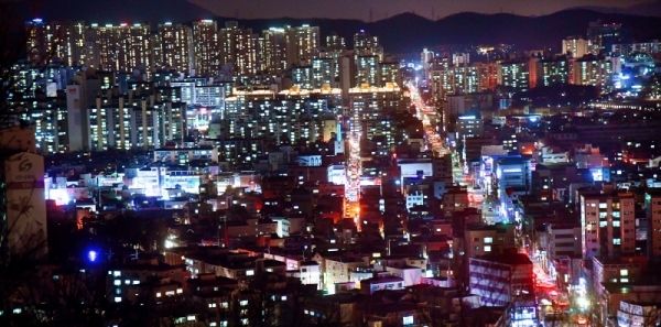 2018년 무술년 (戊戌年) 한해가 저물고 있다. 서민들의 삶이 유난히 힘겨웠던 올해의 아픈 기억들은 모두 뒤로하고 이제 희망찬 2019년 새해를 기대하며 마지막 밤을 평안히 보내자. 가정집마다 켜진 불빛들이 어둠을 밝혀주듯이 우리모두 누구에게나 힘을 주는 희망을 결코 잊지 말자. 김시범기자