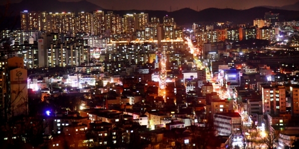 2018년 무술년 (戊戌年) 한해가 저물고 있다. 서민들의 삶이 유난히 힘겨웠던 올해의 아픈 기억들은 모두 뒤로하고 이제 희망찬 2019년 새해를 기대하며 마지막 밤을 평안히 보내자. 가정집마다 켜진 불빛들이 어둠을 밝혀주듯이 우리모두 누구에게나 힘을 주는 희망을 결코 잊지 말자. 김시범기자