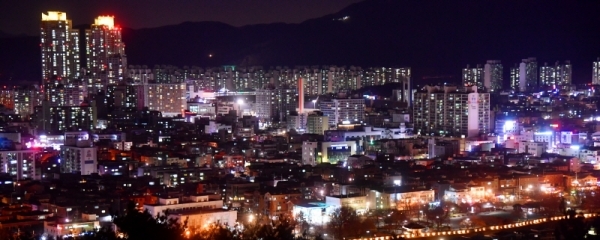 2018년 무술년 (戊戌年) 한해가 저물고 있다. 서민들의 삶이 유난히 힘겨웠던 올해의 아픈 기억들은 모두 뒤로하고 이제 희망찬 2019년 새해를 기대하며 마지막 밤을 평안히 보내자. 가정집마다 켜진 불빛들이 어둠을 밝혀주듯이 우리모두 누구에게나 힘을 주는 희망을 결코 잊지 말자. 김시범기자