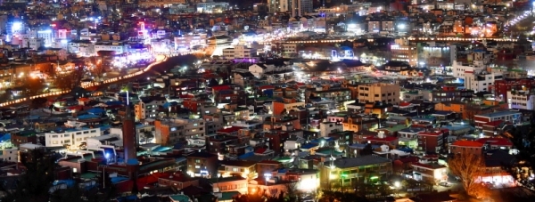 2018년 무술년 (戊戌年) 한해가 저물고 있다. 서민들의 삶이 유난히 힘겨웠던 올해의 아픈 기억들은 모두 뒤로하고 이제 희망찬 2019년 새해를 기대하며 마지막 밤을 평안히 보내자. 가정집마다 켜진 불빛들이 어둠을 밝혀주듯이 우리모두 누구에게나 힘을 주는 희망을 결코 잊지 말자. 김시범기자