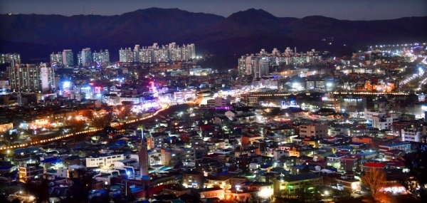 2018년 무술년 (戊戌年) 한해가 저물고 있다. 서민들의 삶이 유난히 힘겨웠던 올해의 아픈 기억들은 모두 뒤로하고 이제 희망찬 2019년 새해를 기대하며 마지막 밤을 평안히 보내자. 가정집마다 켜진 불빛들이 어둠을 밝혀주듯이 우리모두 누구에게나 힘을 주는 희망을 결코 잊지 말자. 김시범기자