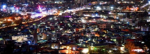 2018년 무술년 (戊戌年) 한해가 저물고 있다. 서민들의 삶이 유난히 힘겨웠던 올해의 아픈 기억들은 모두 뒤로하고 이제 희망찬 2019년 새해를 기대하며 마지막 밤을 평안히 보내자. 가정집마다 켜진 불빛들이 어둠을 밝혀주듯이 우리모두 누구에게나 힘을 주는 희망을 결코 잊지 말자. 김시범기자