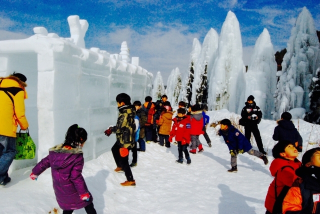 산정호수 썰매축제에서 아이들이 꽁꽁 언 호수를 즐기고 있다. 포천시 제공
