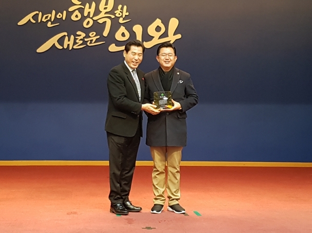 (왼쪽부터) 김상돈 의왕시장, 박근철 안전행정위원장