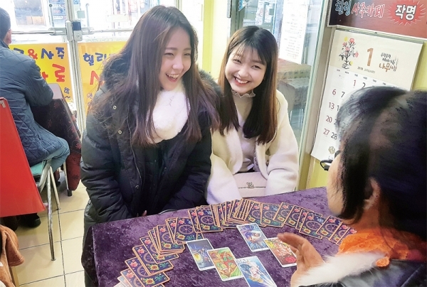 31일 수원역 앞 로타리의 한 타로카페에서 젊은 청년들이 타로점을 보며 진로와 연애에 대한 궁금증을 해소하고 있다. 이상문기자