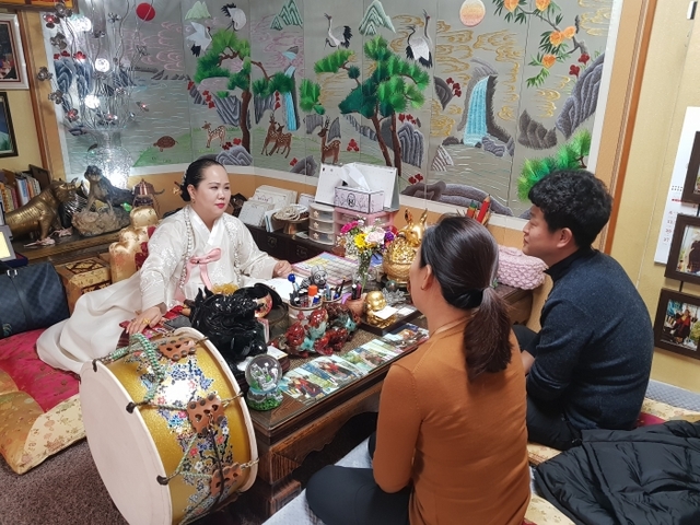 31일 수원 팔달구의 신당에서 한 부부가 새해 소망을 상담하며 사업운과 건강을 문제로 점을 보고있는 모습. 이상문기자