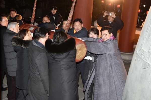 2019년 1월 1일 자정에 염태영 수원시장(오른쪽)과 시민 대표들이 여민각에서 타종을 하고 있다.