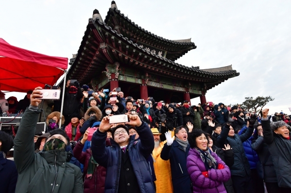2019년 1월 1일 아침 염태영 수원시장과 시민들이 서장대에서 일출을보고 있다.