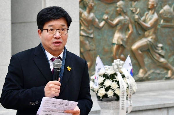 2019년 1월 1일 염태영 수원시장이 3.1운동 기념탑에서 3.1운동 100주년 축사를 하고 있다.
