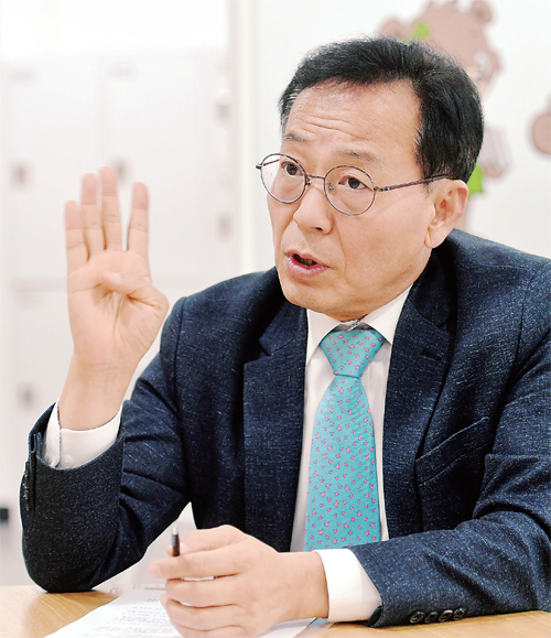 김태기 단국대 경제학과 교수가 경기일보 인터뷰에서 ‘2019년 대한민국 경제 전망’에 대해 설명하고 있다. 전형민기자