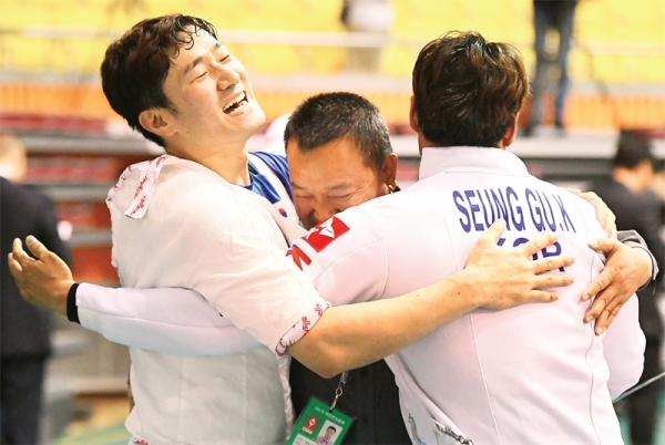 제99회 전국체전 펜싱 남자 일반부 에페 단체전 우승 후 화성시청 선수들이 기뻐하고 있다. 경기일보 DB
