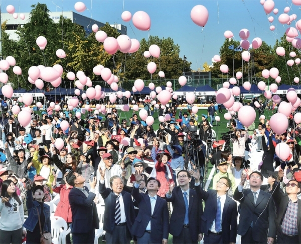 ‘2018 굿모닝 경기 통일한마당’ 행사에서 내빈과 북한이탈주민 등이 통일을 염원하는 풍선을 날리고 있다.