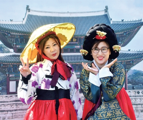 ‘2018 굿모닝 경기 통일한마당’ 에 참석한 북한이탈주민과 가족들이 다양한 게임과 체험에 참여해 즐거운 시간을 보내고 있다.