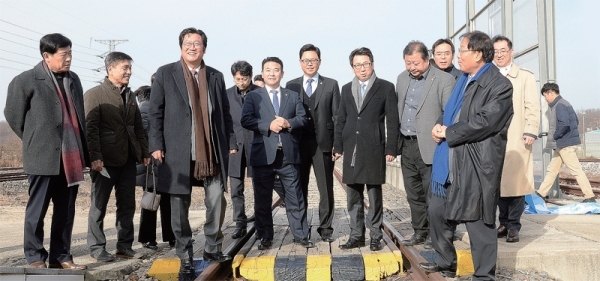 지난해 12월6일 최종환 파주시장, 윤후덕•박정 국회의원, 손배찬 파주시의회 의장, 홍지선 경기도 철도국장, 철도전문가 등 30여 명은 경의선 도라산역에서 정책토론회를 갖고 통일한국을 준비하는 철도교통 중심도시로서 발전방향을 모색했다.