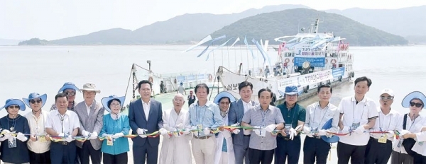 2018년 7월27일 강화군 외포리 선착장에서 진행된 한강하구 평화의 배 띄우기 행사에서 박남춘 인천시장이 참석, 주민과 함께 기념촬영을 하고 있다.