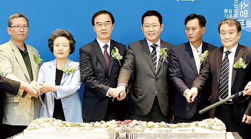 2018년 9월10일 미추홀타워에서 입주한 인천 통일+센터 개소식에 박남춘 인천시장이 참석해 기념 촬영을 하고 있다.